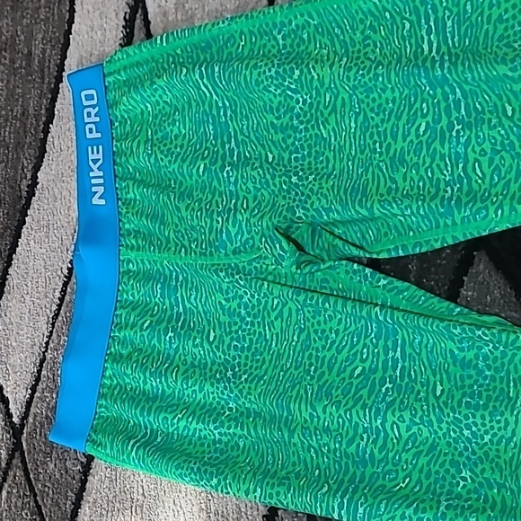 NIKE PRO LEOPARD PRINT SWOOSH LOGO LEGGINGS - Picture 3 of 10